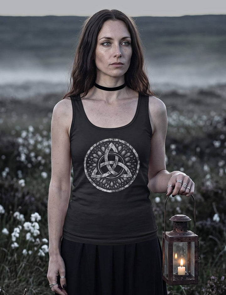 Triquetra – Sichel der Seherin: schwarzes Damen Tank Top mit keltischem Triquetra-Knoten, getragen mit Laterne im nebligen Moor