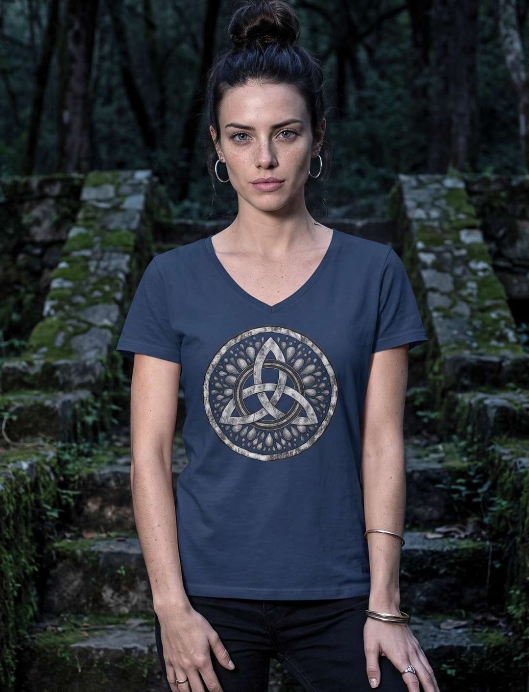 Frau im navyblauen Damen V-Neck Shirt mit Triquetra vor alten moosbewachsenen Steinstufen