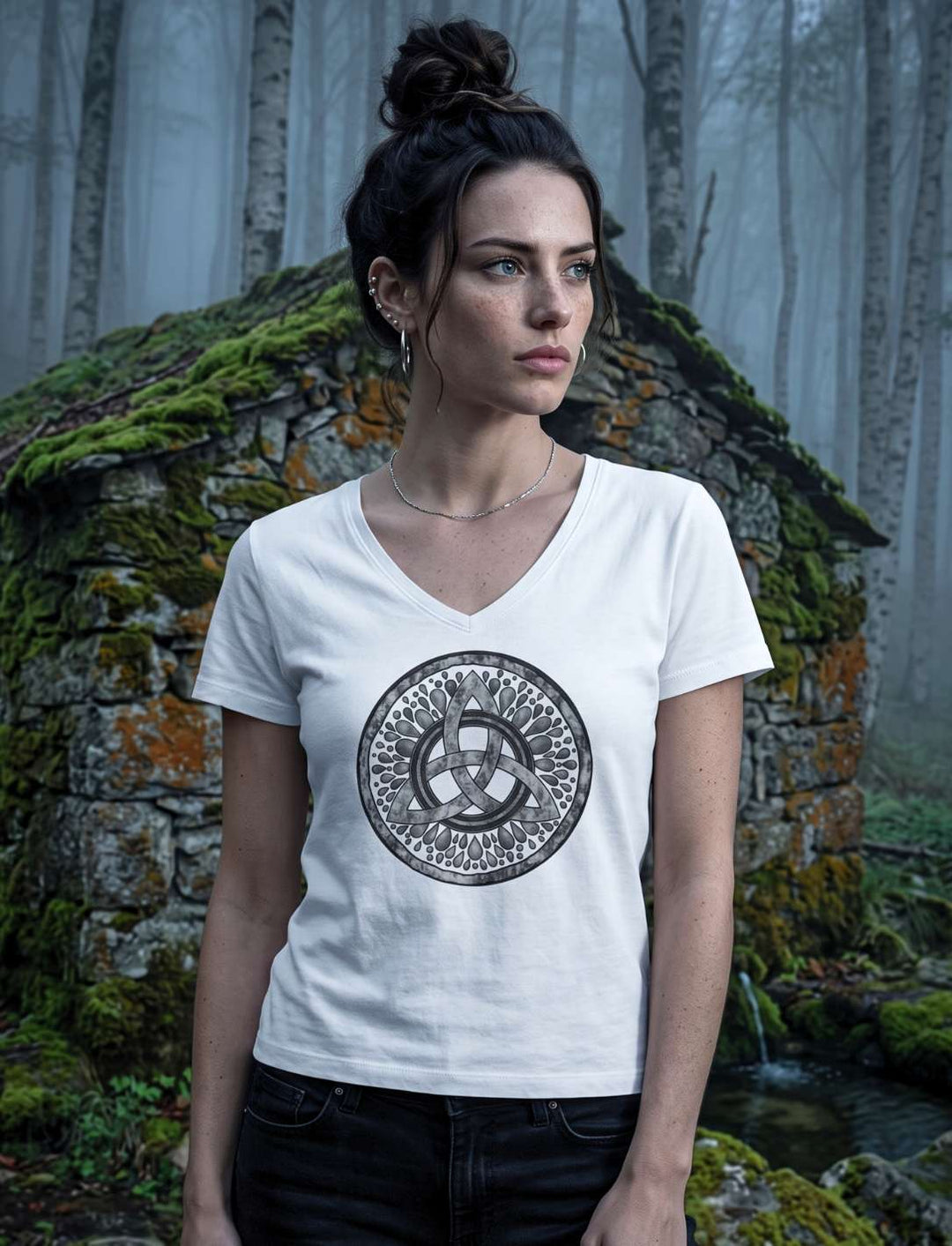 Frau im weissen Damen V-Neck Shirt mit Triquetra vor einer verlassenen Steinhütte im Birkenwald