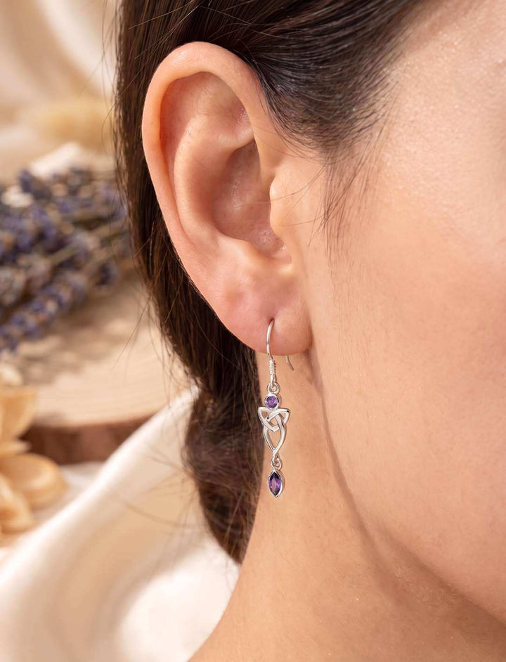 Silber Ohrhänger Triquetra mit violettem Zirkonia am Ohr getragen