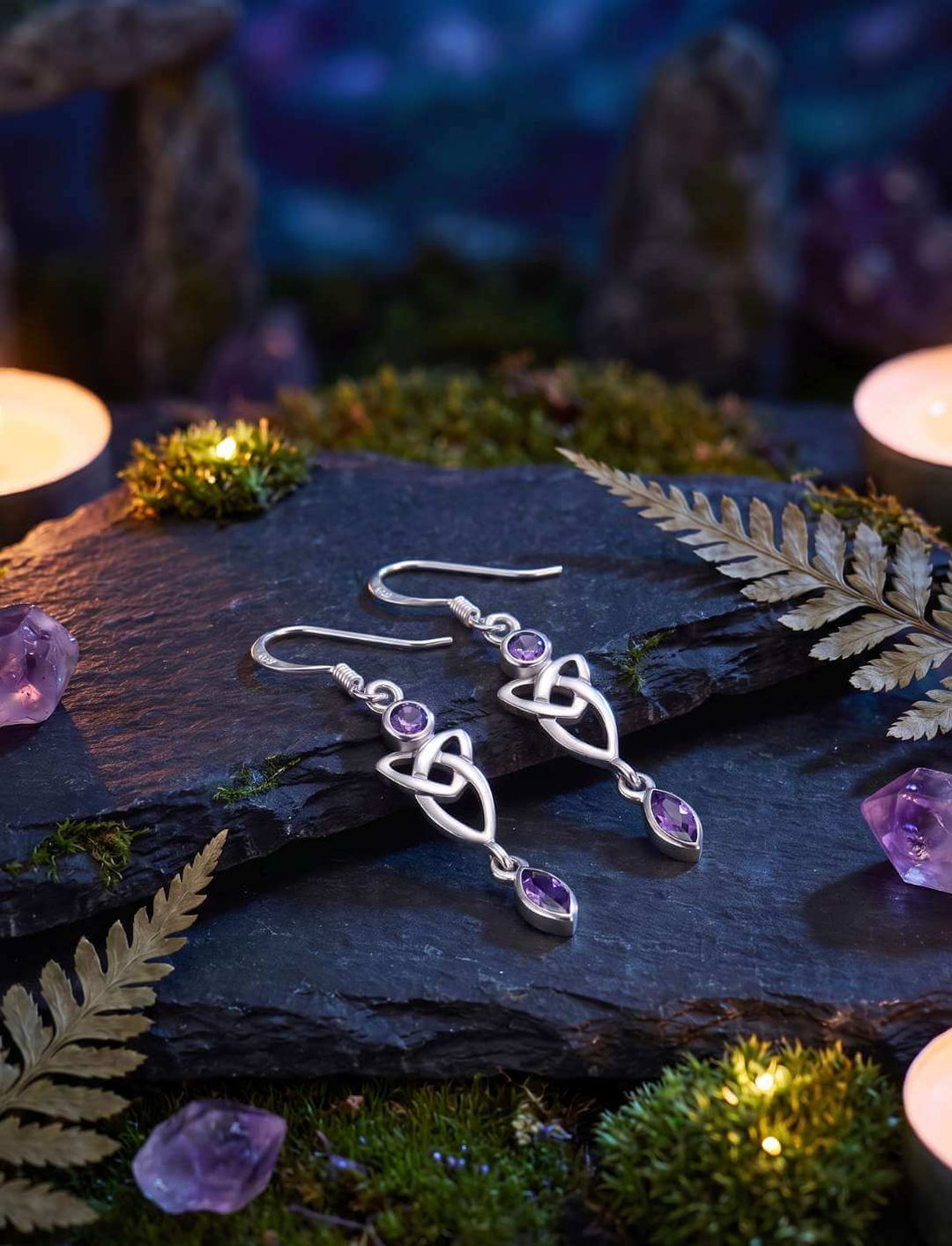 Silber Ohrhänger Triquetra mit violettem Zirkonia auf Schiefer mit Farn und Kerzen