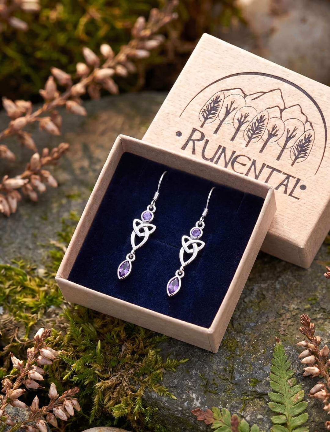 Silber Ohrhänger Triquetra mit violettem Zirkonia in geöffneter Runental Schmuckbox