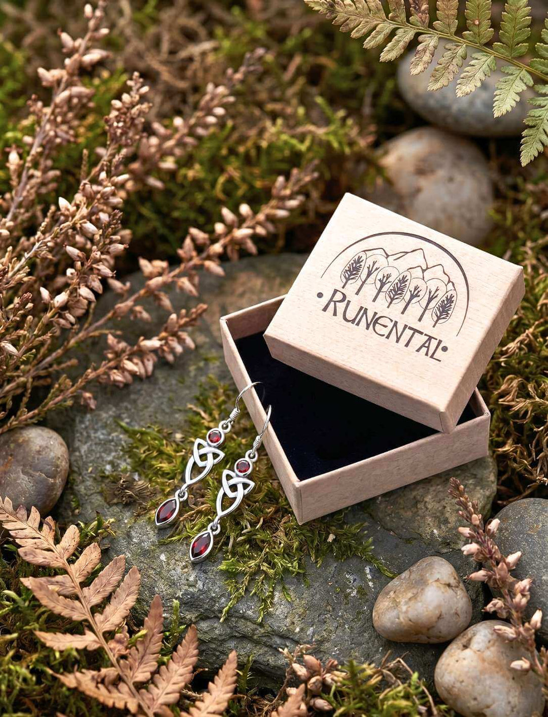 Triquetra des roten Lichts Ohrhänger neben geöffneter Schmuckbox