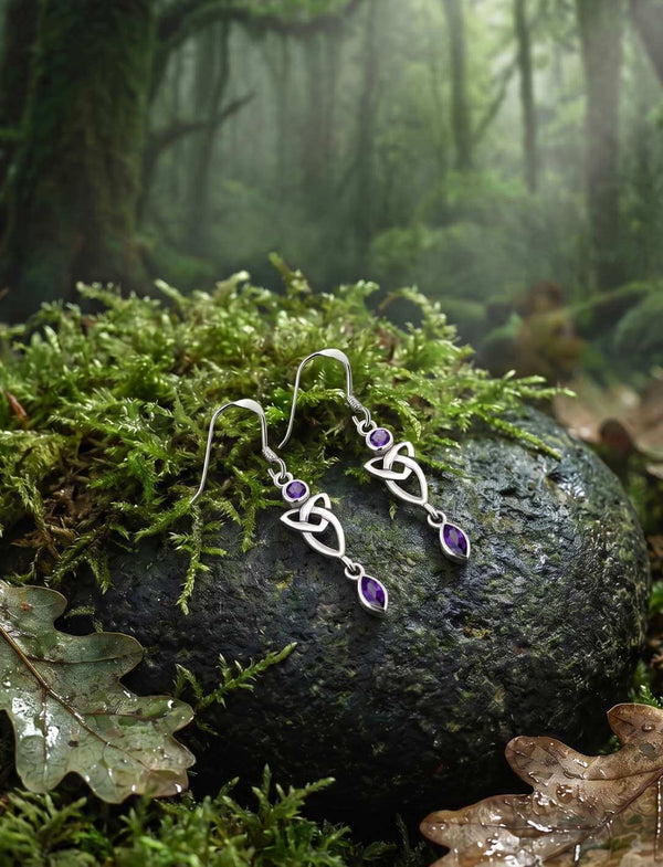 Silber Ohrhänger Triquetra mit violettem Zirkonia auf Moos und Waldstein