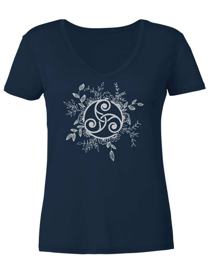 Navyblaues Damen V-Neck Shirt mit Triskele im Kranz aus Zweigen und Blaettern, flach liegend