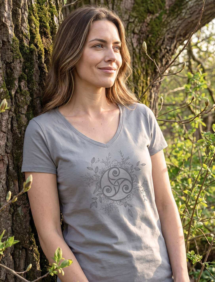 Damen V-Neck Shirt in Light Grey mit keltischer Triskele, angelehnt an bemooste Baumrinde