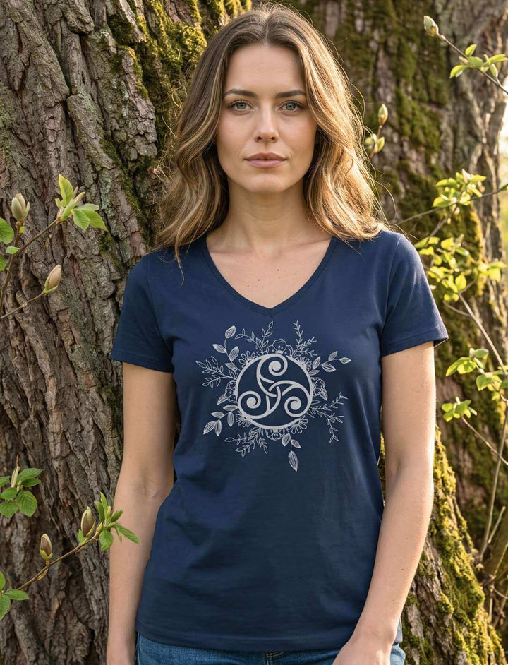 Damen V-Neck Shirt in Navy mit keltischer Dreispirale, seitlich an einer moosbewachsenen Rinde