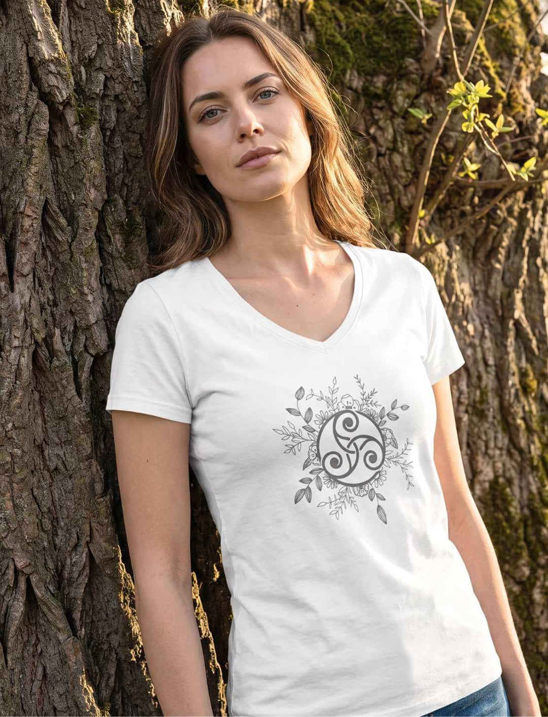 Weisses Damen V-Neck Shirt mit Triskele im Nachmittagslicht am alten Baumstamm