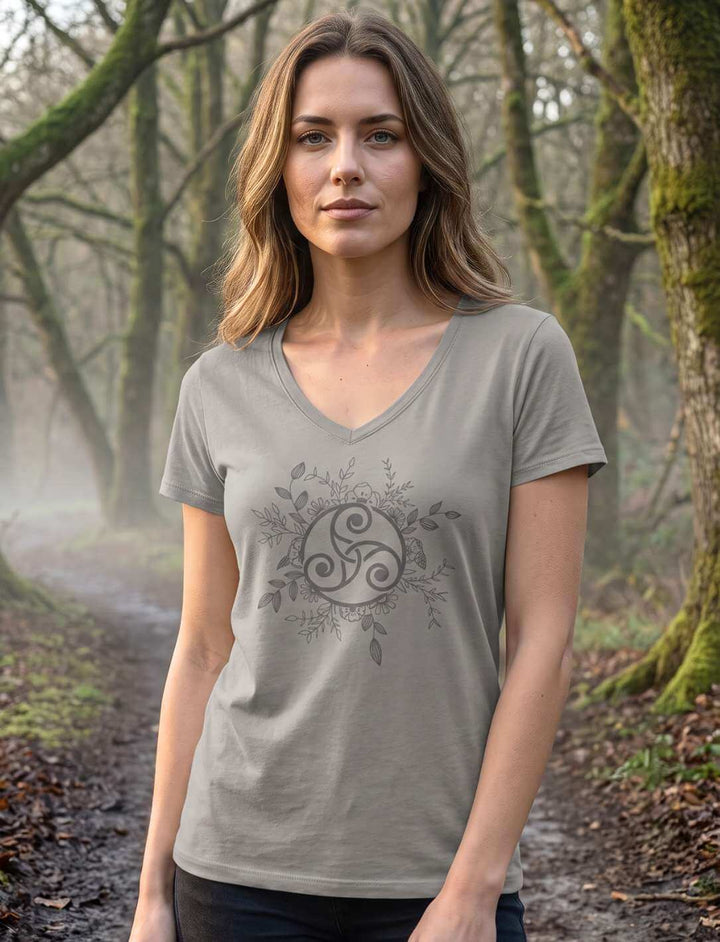 Hellgraues V-Neck Shirt mit Triskele auf dem Nebelweg zwischen alten Laubbaeumen