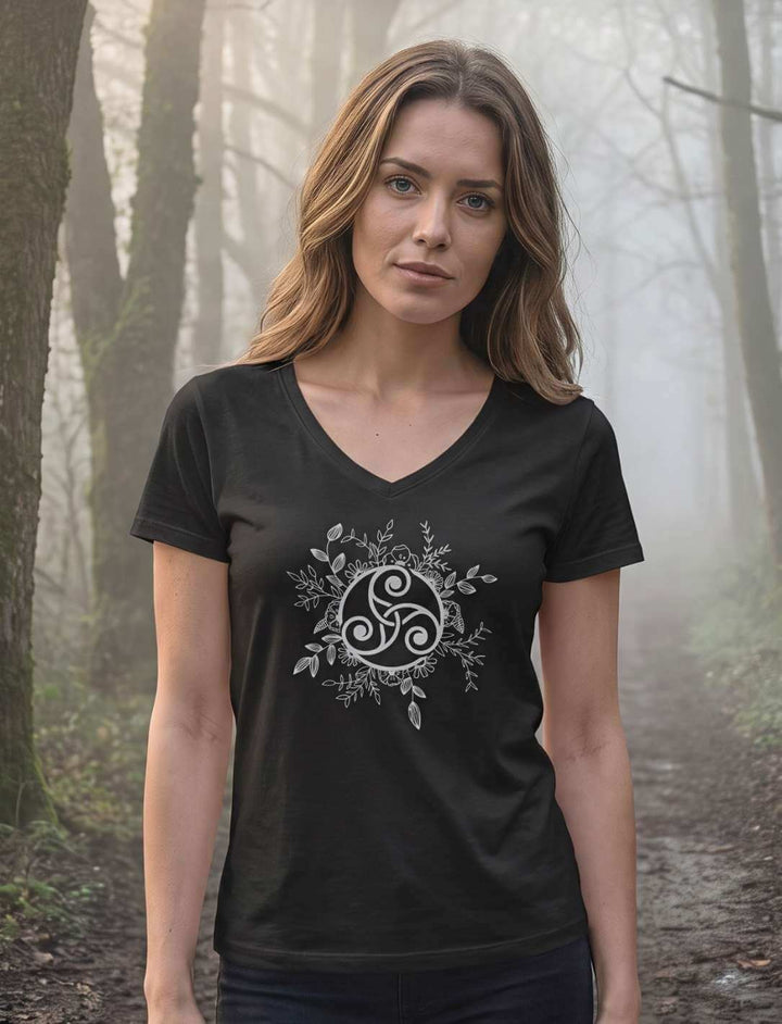 Schwarzes V-Neck Shirt mit Triskele auf einem nebligen Waldweg zwischen alten Baeumen