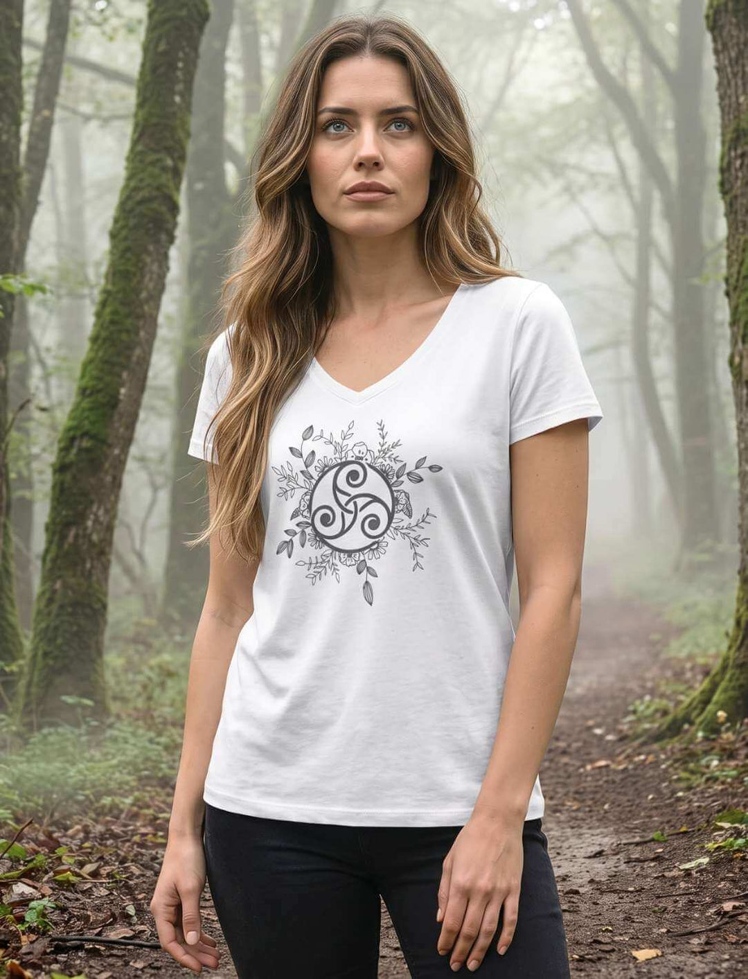 Weisses V-Neck Shirt mit Triskele auf einem nebelverhangenen Weg im alten Baumbestand