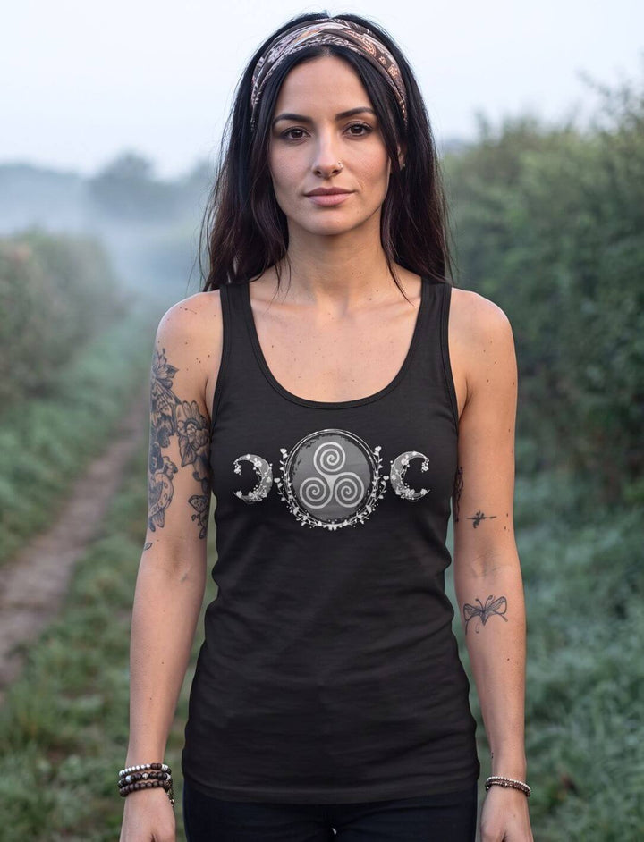 Triskele des Mondlichts - Keltisches Damen Tank Top in Schwarz auf einem nebligen Feldweg