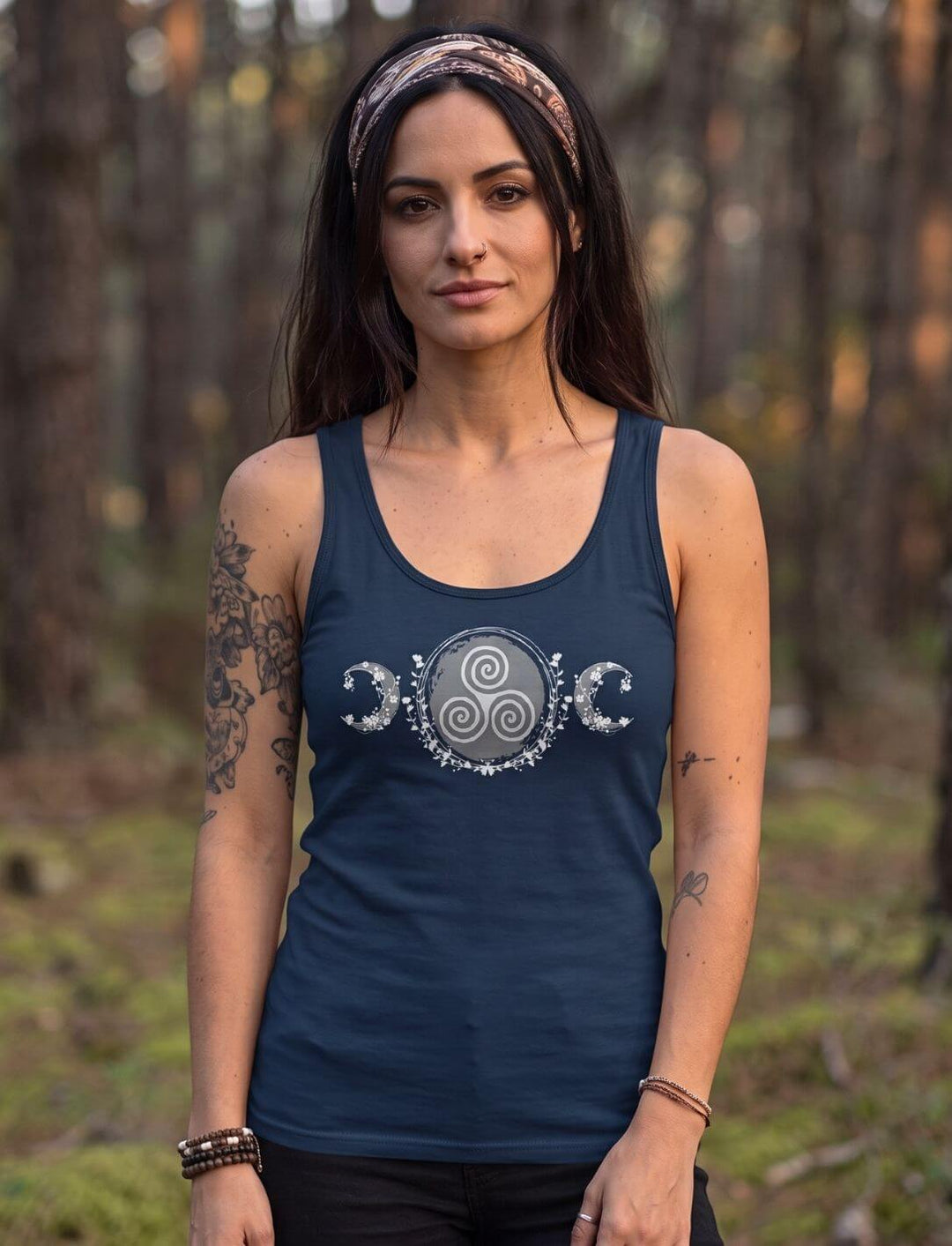 Frau im Wald trägt Damen Tank Top in Navy mit Triskele und Mondsicheln in Weiß