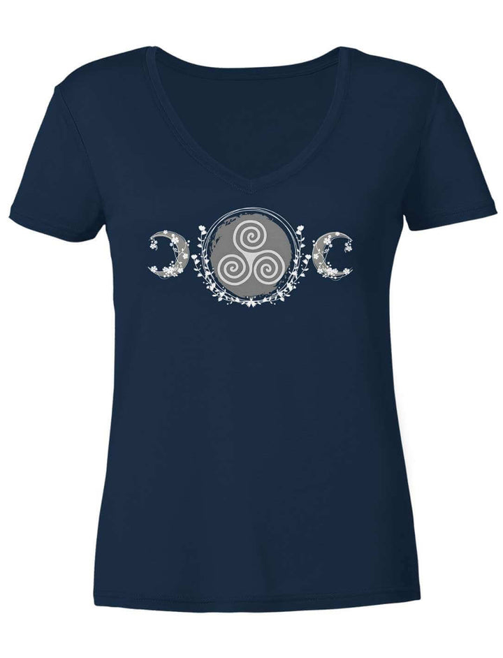 Dunkelblaues V-Neck Shirt flach fotografiert mit keltischer Triskele und Blütenranken