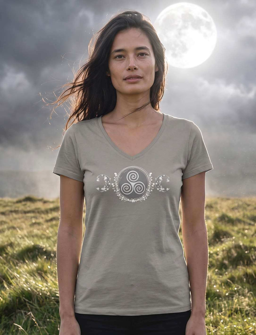 Damen V-Neck Shirt in Light Grey mit Triskele Motiv vor Vollmond und Wolken