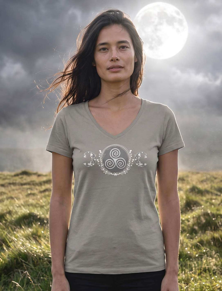 Damen V-Neck Shirt in Light Grey mit Triskele Motiv vor Vollmond und Wolken