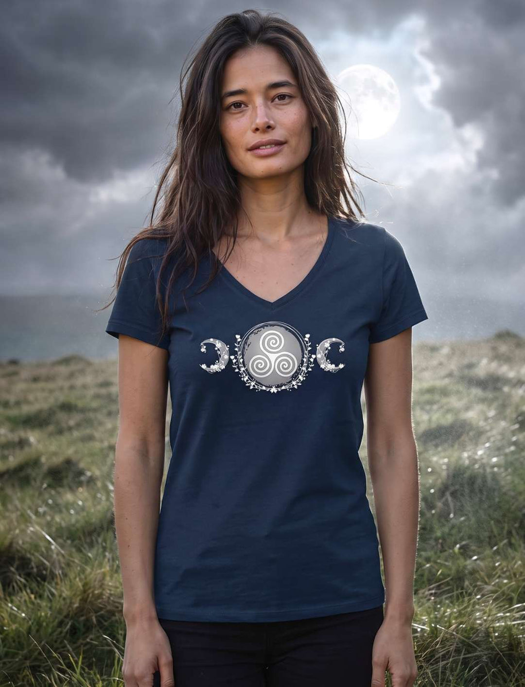 Damen V-Neck Shirt in Navy mit Triskele Motiv auf einer nebligen Wiese im Mondlicht