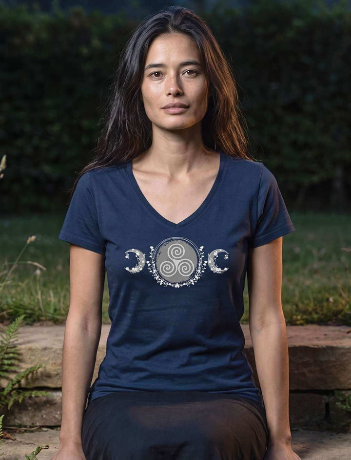Sitzende Frau in navyblauem V-Neck Shirt zwischen Farn auf einer Gartentreppe bei Nacht