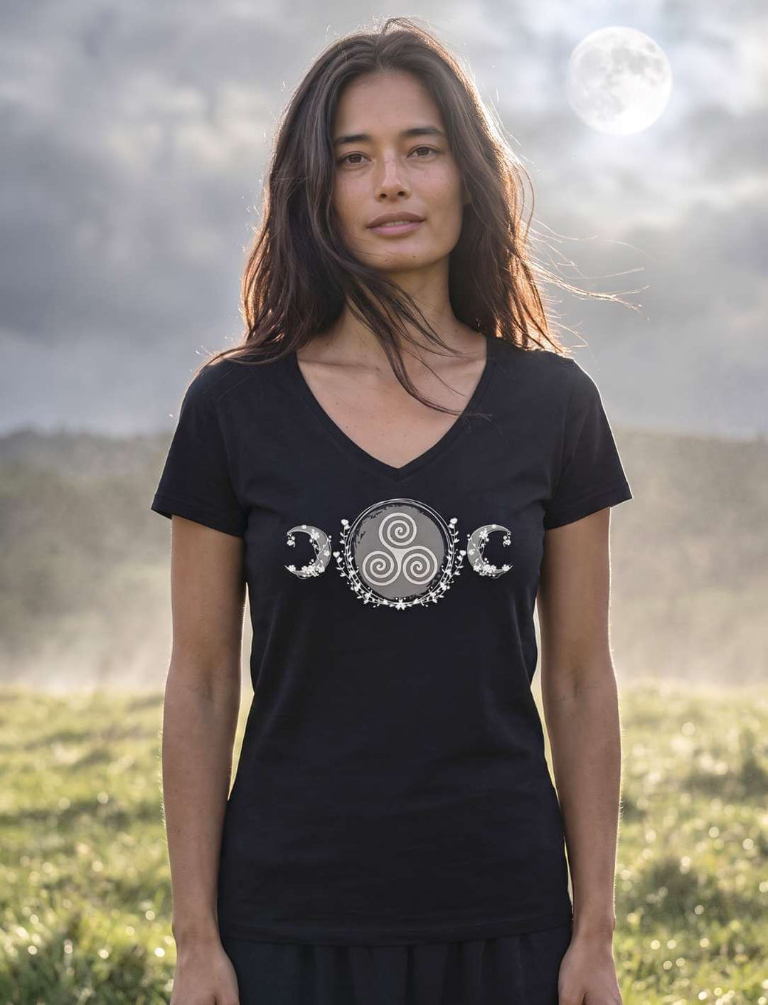 Triskele des Mondlichts Damen V-Neck Shirt in Schwarz mit keltischer Triskele zwischen zwei Mondsicheln