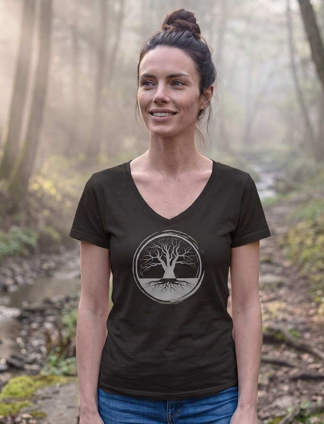 Uralte Wurzeln Keltisches Damen V-Neck Shirt in Schwarz, Frau am nebligen Bachlauf im Wald