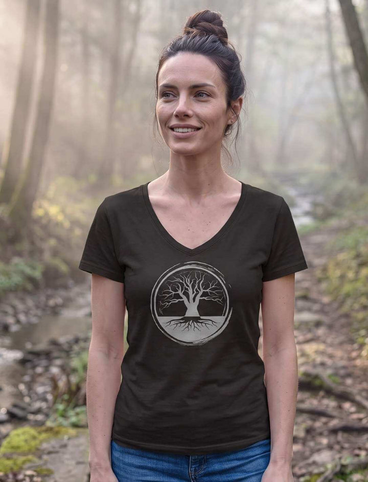 Uralte Wurzeln Keltisches Damen V-Neck Shirt in Schwarz, Frau am nebligen Bachlauf im Wald