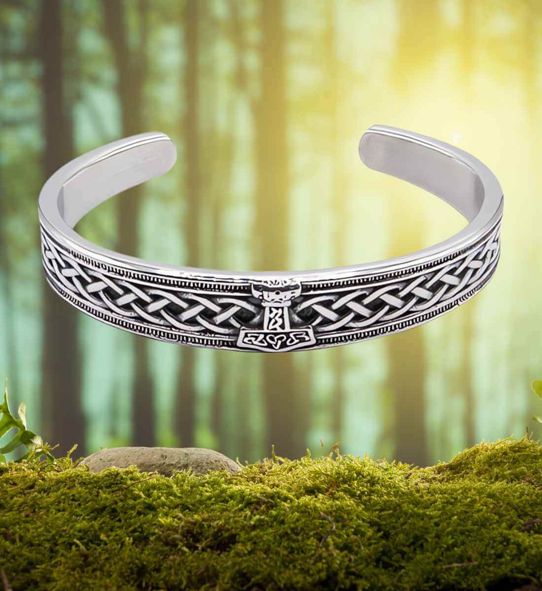 Wikinger Armreif aus Edelstahl mit Mjölnir und Knotenornamentik auf moosigem Untergrund