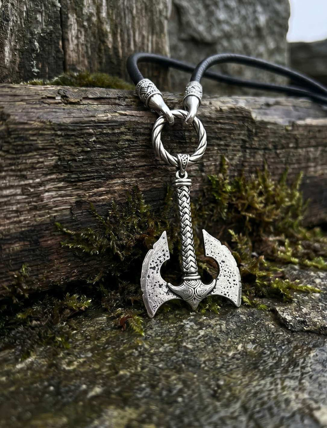 Wikinger Doppelaxt Anhänger versilbert Nahaufnahme mit Lederkette und versilberten Abschlüssen.