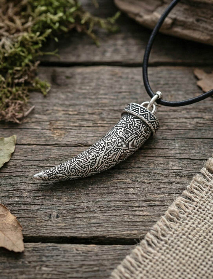 Versilberter Wolfszahn-Anhänger an schwarzer Lederkordel zum Knoten