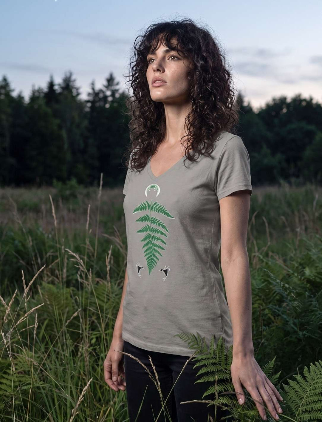 Damen V-Neck Shirt in Light Grey am Waldrand, warmes Abendlicht im Hintergrund