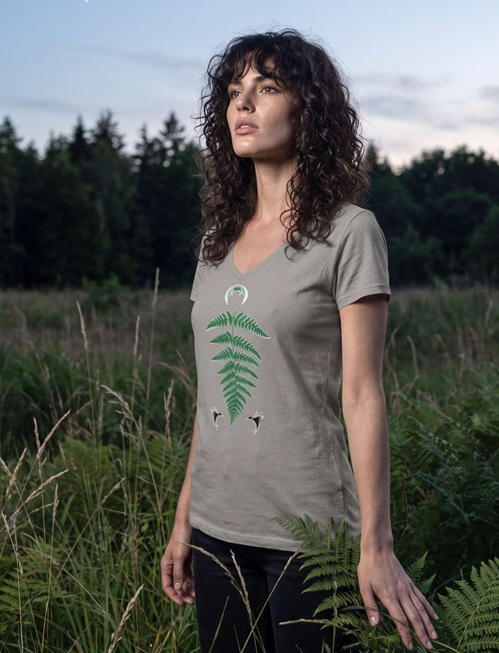 Damen V-Neck Shirt in Light Grey am Waldrand, warmes Abendlicht im Hintergrund