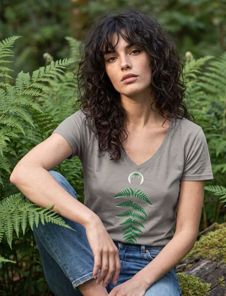 Damen V-Neck Shirt in Light Grey, Frau sitzt zwischen Farnwedeln im Waldschatten