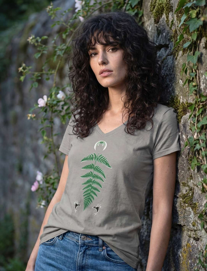 Damen V-Neck Shirt in Light Grey mit Farnmotiv, Frau an einer bewachsenen Mauer