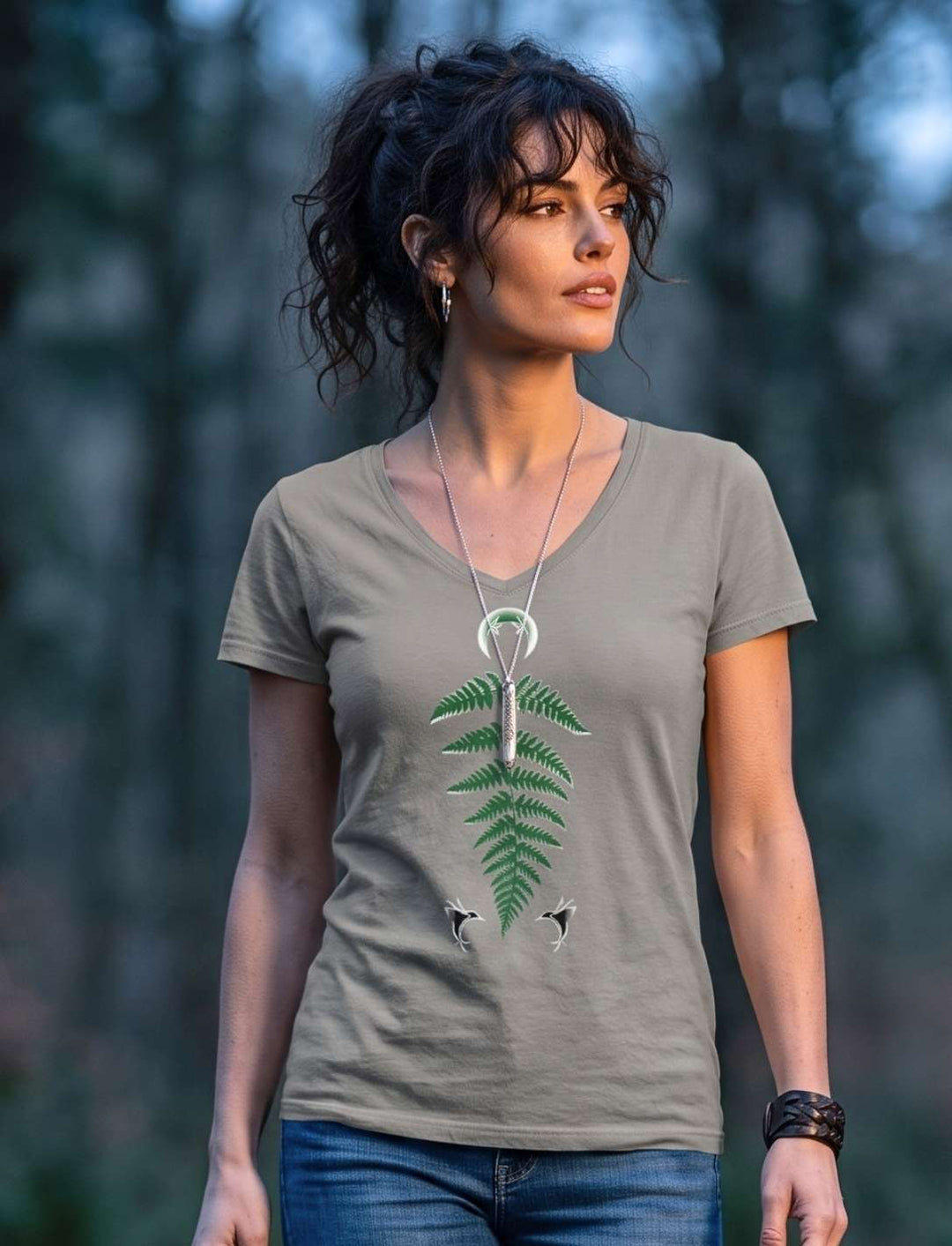 Damen V-Neck Shirt in Light Grey auf einem Waldweg im blauen Abendlicht