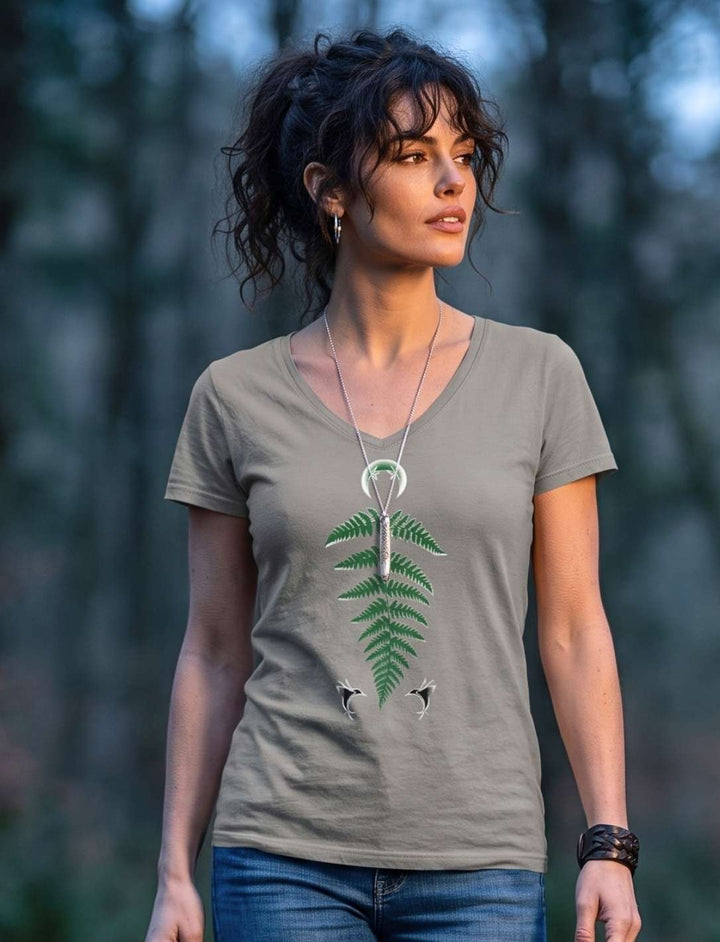 Damen V-Neck Shirt in Light Grey auf einem Waldweg im blauen Abendlicht