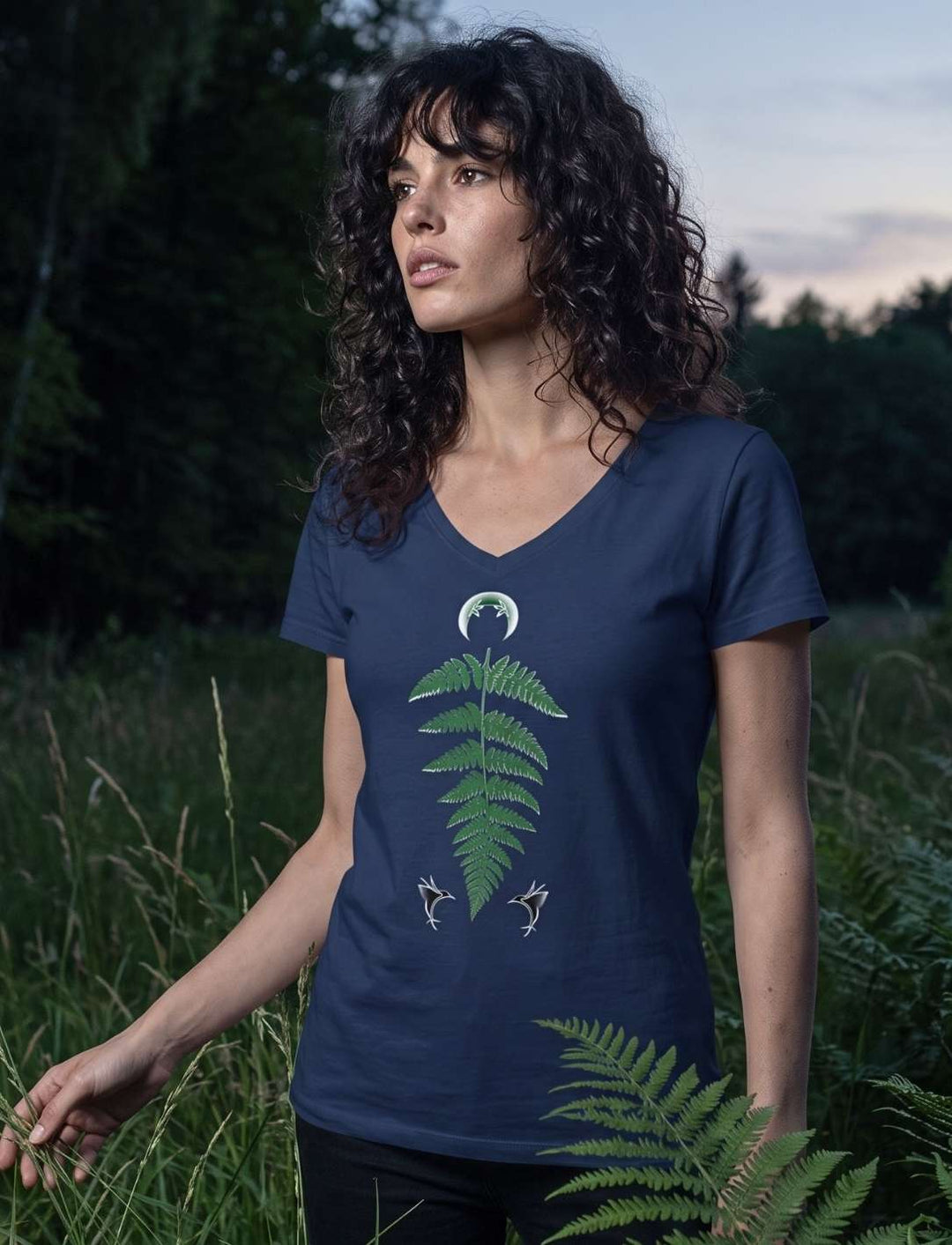 Navyblaues Damen V-Neck Shirt im hohen Gras vor dem Waldrand zur blauen Stunde