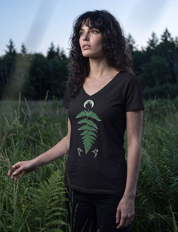 Schwarzes Damen V-Neck Shirt auf einer Lichtung, letztes Tageslicht hinter den Baeumen