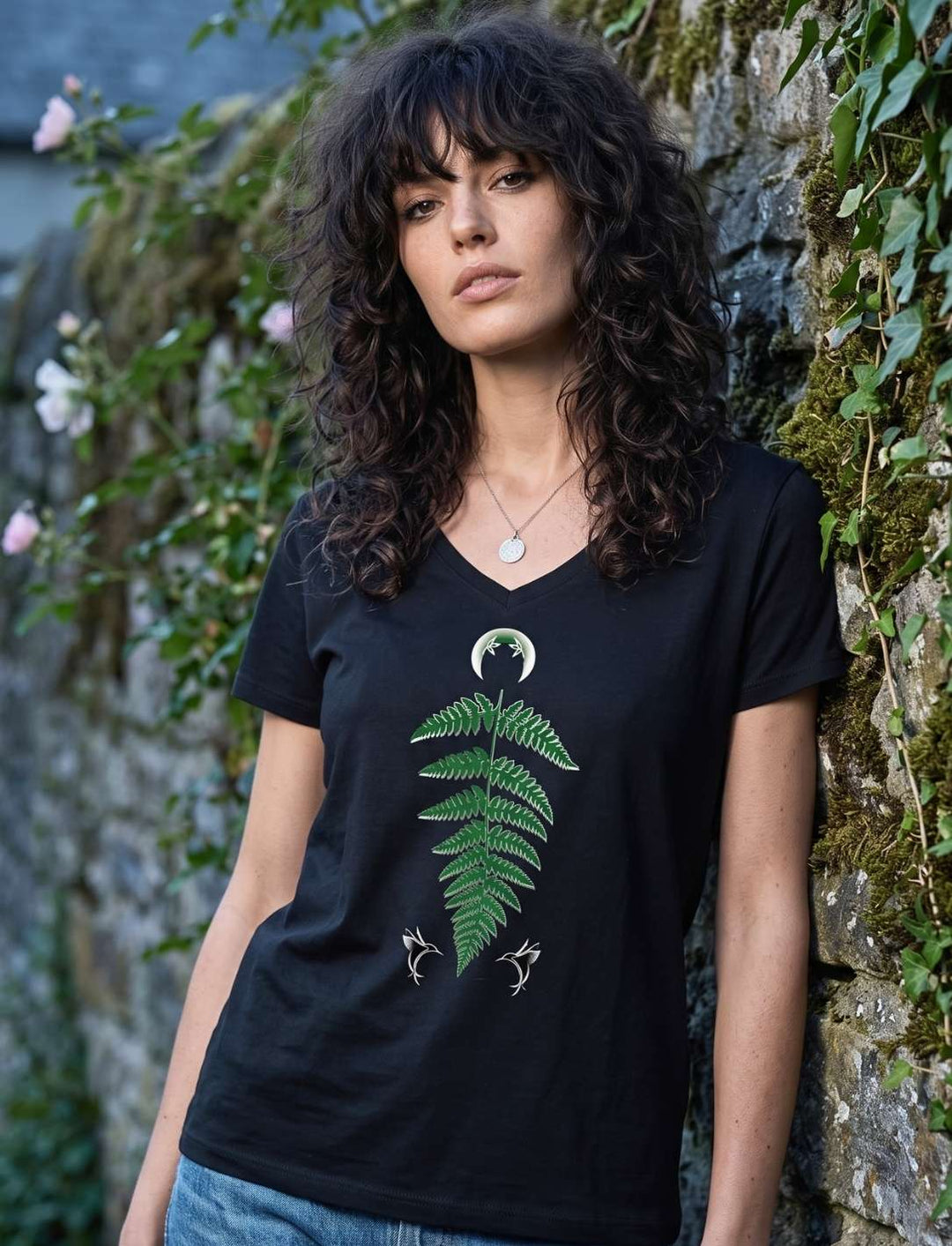 Schwarzes Damen V-Neck Shirt mit Farn und Halbmond vor einer alten Steinmauer, Halbnah
