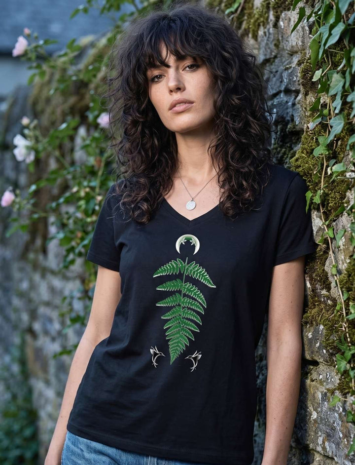 Schwarzes Damen V-Neck Shirt mit Farn und Halbmond vor einer alten Steinmauer, Halbnah