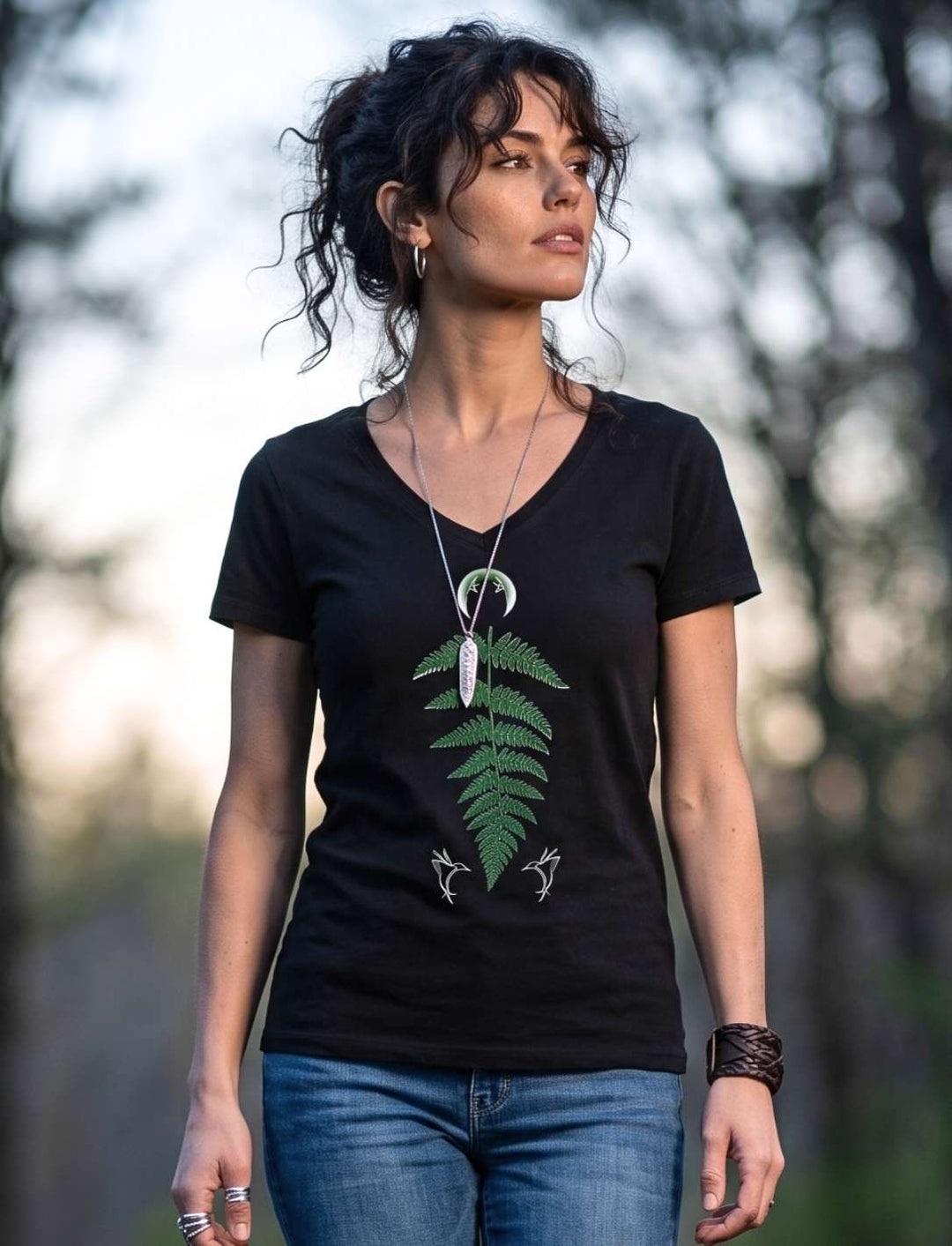 Schwarzes Damen V-Neck Shirt mit Farnmotiv, Frau auf einem daemmrigen Waldweg
