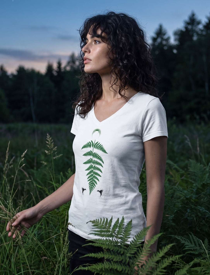 Weisses Damen V-Neck Shirt mit Farnwedel auf einer Wiese bei Sonnenuntergang