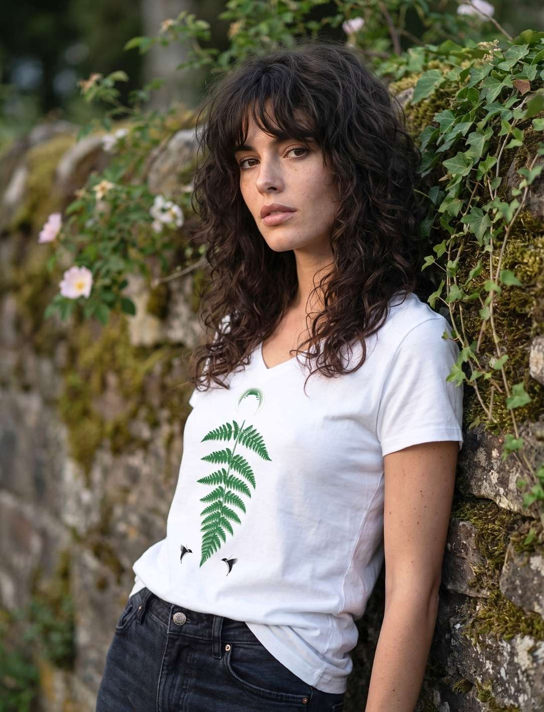 Weisses Damen V-Neck Shirt mit gruenem Farnwedel, Frau vor Efeu und hellem Stein