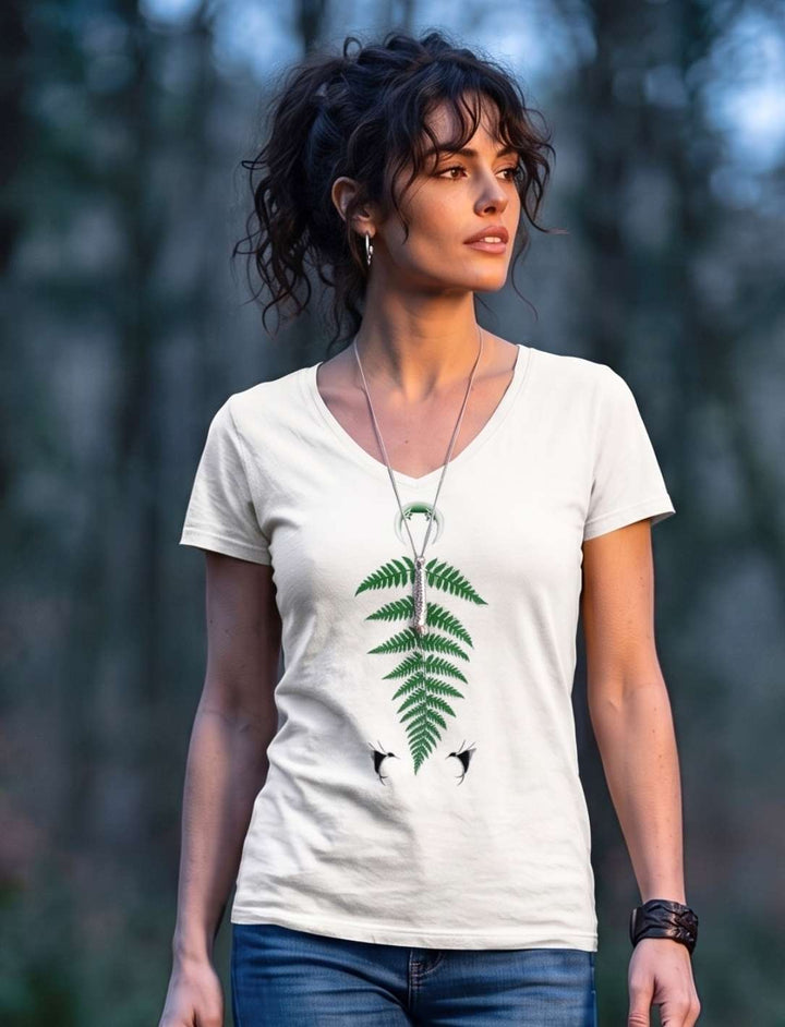Weisses Damen V-Neck Shirt zwischen dunklen Nadelbaeumen, Ganzkoerperansicht